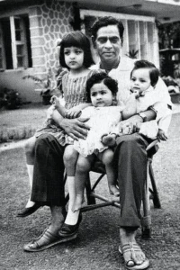 Shah Rukh Khan Childhood Photo with Family